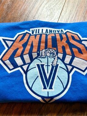Womens Villanova Knicks graphic Tshirt, EUC, size L